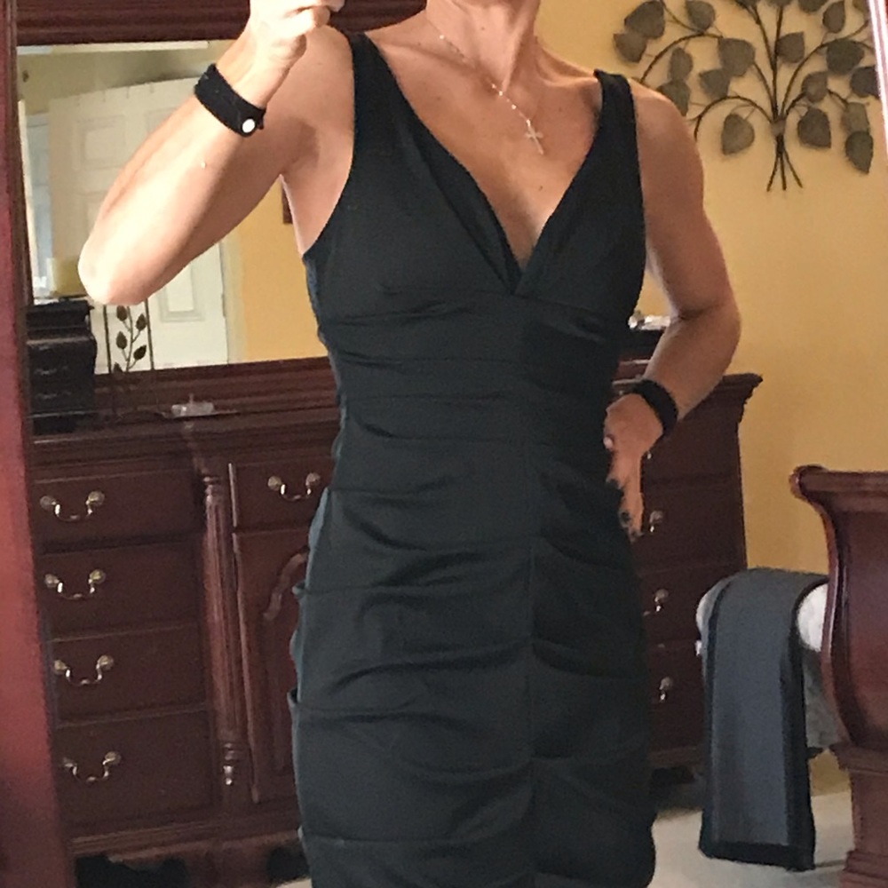 Black Vneck gown with ruching - Picture 5 of 5